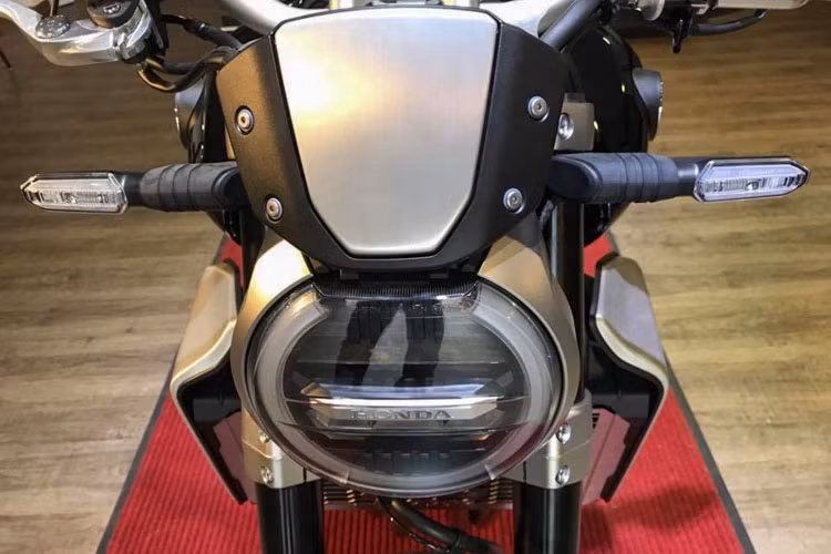 Phía trước xe vẫn sử dụng đèn pha tròn, dùng công nghệ chiếu sáng LED. CB1000R là một trong những mẫu xe mở đầu cho mục đích tạo sự khác biệt về kiểu dáng xe môtô của các thương hiệu Nhật Bản. Có thể kể đến các mẫu xe như Z900RS của Kawasaki và XSR900 của Yamaha cũng đã sử dụng công nghệ chiếu sáng mới này.