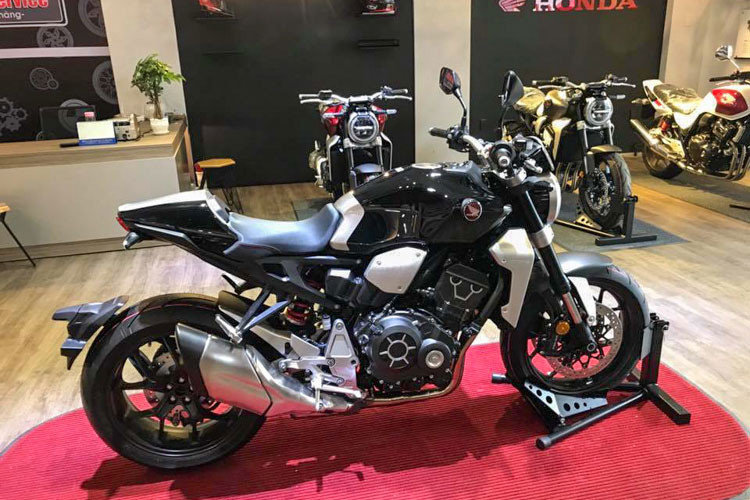 Mức giá xe môtô Honda CB1000R 2018 phiên bản tiêu chuẩn nhập khẩu Ý tại Đà Nẵng hiện đang bán ra 585 triệu đồng, bản CB1000R 2018 Plus full option là 625 triệu đồng. Mức giá này cao hơn so với phiên bản tiêu chuẩn Honda Việt Nam đang phân phối chính hãng hiện ở mức 468 triệu đồng.