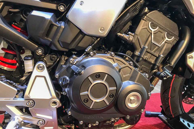 Ẩn bên trong là khung thép được phát triển mới. Gắp đơn phía sau ngắn hơn 14,7 mm so với đời trước. Tay lái nghiêng một góc 25 độ cho khả năng xử lý dễ dàng hơn. Ngoài ra, bộ vành hợp kim thiết kế mới không chỉ hợp với phong cách Neo Sports Cafe, mà hợp với cả lốp sau lớn.