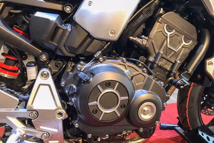 Ẩn bên trong là khung thép được phát triển mới. Gắp đơn phía sau ngắn hơn 14,7 mm so với đời trước. Tay lái nghiêng một góc 25 độ cho khả năng xử lý dễ dàng hơn. Ngoài ra, bộ vành hợp kim thiết kế mới không chỉ hợp với phong cách Neo Sports Cafe, mà hợp với cả lốp sau lớn.