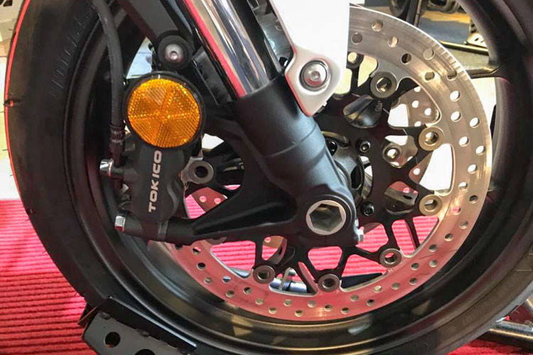 Bên cạnh đó, theo hãng xe máy Nhật Bản mặc dù có hình dáng to hơn so, nhưng phần khung của Honda CB1000R 2018 nay sẽ nhẹ hơn 12kg nếu so với phiên bản tiền nhiệm. Chiều dài cơ sở nhỉnh hơn 10 mm so với thế hệ trước, trọng lượng giảm 12kg. Tỷ lệ trọng lượng là 48,6% ở phía trước và 51,5% ở phía sau. Chiều cao yên 830 mm.