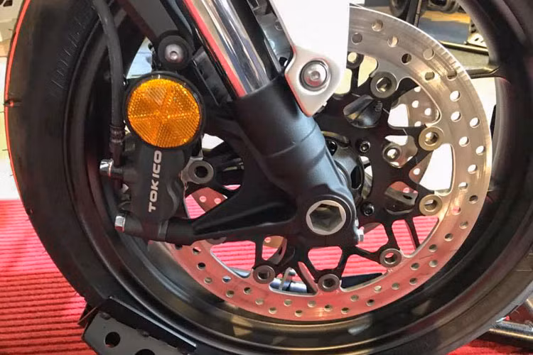 Bên cạnh đó, theo hãng xe máy Nhật Bản mặc dù có hình dáng to hơn so, nhưng phần khung của Honda CB1000R 2018 nay sẽ nhẹ hơn 12kg nếu so với phiên bản tiền nhiệm. Chiều dài cơ sở nhỉnh hơn 10 mm so với thế hệ trước, trọng lượng giảm 12kg. Tỷ lệ trọng lượng là 48,6% ở phía trước và 51,5% ở phía sau. Chiều cao yên 830 mm.