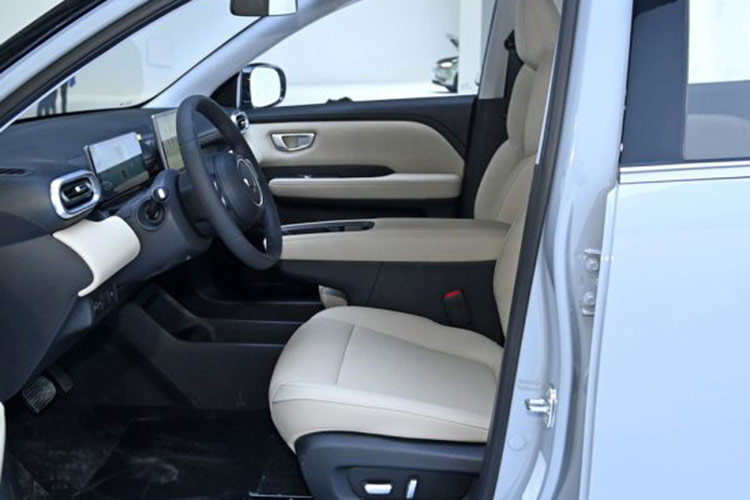 Hàng ghế thứ hai có khoảng để chân rộng rãi lên tới 882 mm và có thể gập lại, mở rộng dung tích khoang hành lý lên 1.450 lít, tăng tính thực dụng cho xe. Tuy nhiên, một số trang bị như cốp trước, tựa tay và tựa đầu trung tâm cho hàng ghế sau không được tích hợp, có thể là điểm trừ đối với một số khách hàng.