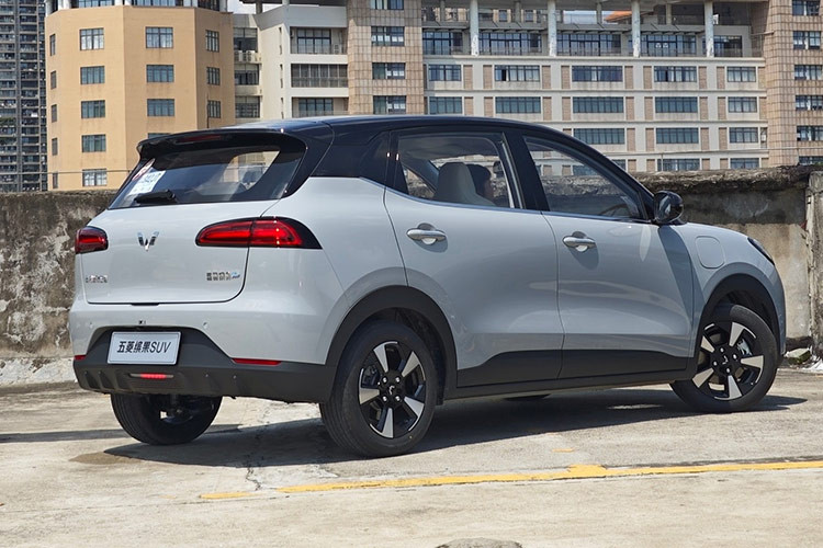 Bên cạnh đó, xe sử dụng mâm 15 inch, giúp giảm lực cản không khí đến 13%, từ đó tăng thêm 20 km phạm vi hoạt động. Bingo SUV có kích thước tổng thể dài x rộng x cao lần lượt là 4.090 x 1.720 x 1.575 (mm), chiều dài cơ sở đạt 2.610 mm.