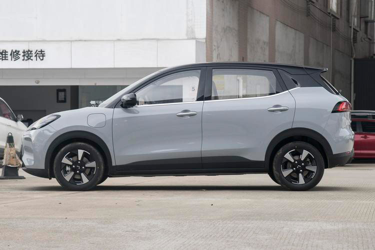 Mẫu xe điện Wuling Bingo SUV được phát triển trên nền tảng khung gầm Tianyu M chuyên dùng cho các mẫu xe điện. Ngoại thất của xe vẫn giữ được những nét đặc trưng của dòng Bingo với cụm đèn pha hình bầu dục, cản trước đơn giản nhưng hiện đại và kiểu dáng tổng thể thanh lịch.