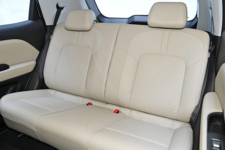 Bù lại, nội thất của Bingo SUV hiện đại hơn hẳn mẫu xe Mini EV cùng nhà với màn hình 7 inch sau vô-lăng, màn hình trung tâm 10,25 inch, ghế lái chỉnh điện, điều hòa tự động, nút bấm khởi động, phanh tay điện tử và 4 túi khí. 