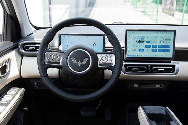 Không chỉ có ngoại thất bắt mắt, Wuling Bingo SUV còn gây ấn tượng với nội thất rộng rãi và tiện nghi. Với 23 vị trí chứa đồ, xe mang đến không gian lưu trữ đa dạng, phù hợp với nhu cầu sử dụng của nhiều đối tượng khách hàng.