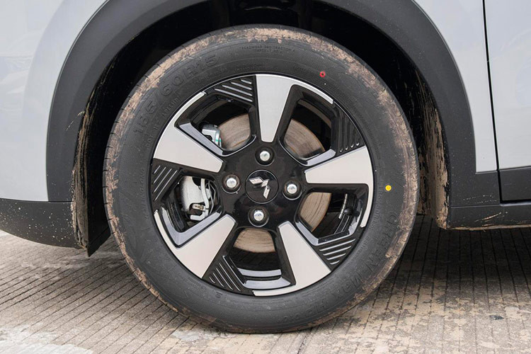 Dưới nắp ca-pô, Wuling Bingo SUV được trang bị một mô-tơ điện đặt ở cầu trước, với công suất tối đa 100 mã lực và mô-men xoắn cực đại 180 Nm, giúp xe có khả năng tăng tốc từ 0-50 km/h trong 3,7 giây.