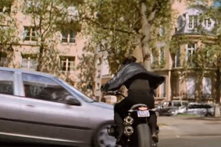 Cảnh quay sắp va chạm giữa chiếc R nineT Scrambler do Tom Cruise điều khiển với một chiếc xe hơi.