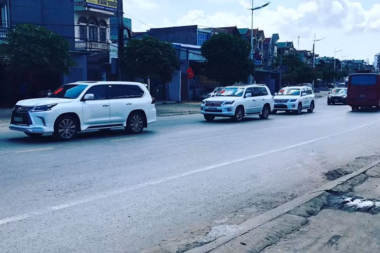 Đây không phải là buổi rước dâu đầu tiên của một hot girl tại Quảng Ninh gây xôn xao giới chơi xe, trước đó, người đẹp Hạ Long 2012, Nguyễn Diễm My và một doanh nhân người Hà Nội đã gây choáng nhiều người khi rước dâu bằng cặp đôi xe siêu sang Rolls-Royce Ghost cùng dàn xe sang của BMW, Mercedes-Benz và Lexus.