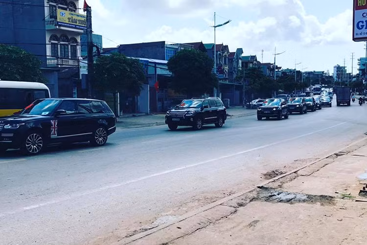 Điểm mặt dàn xế hạng sang trong đoàn rước dâu đình đám này bao gồm BMW, Lexus LX570, Range Rover Autobiography... có thể thấy sự góp mặt đa dạng của hàng chục mẫuxe với tổng giá trị lên đến cả trăm tỷ đồng.