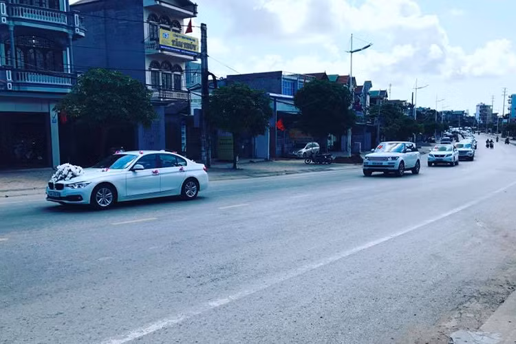 Theo sau chiếc BMW là hàng chục mẫu SUV hạng sang Lexus LX570 và Range Rover Autobiography, trong đó, dàn Lexus có cả phiên bản cũ và đời 2016, tất cả đều nổi bật với ngoại thất trắng muốt. Còn dàn Range Rover lại gây ấn tượng với bộ áo đen bóng. 