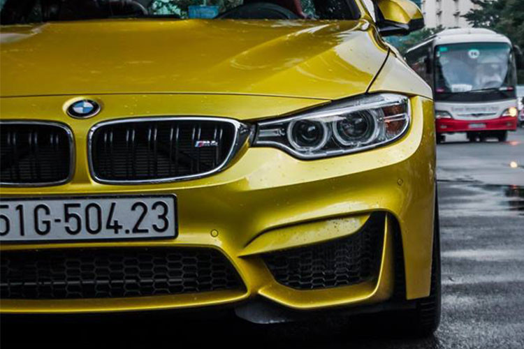 Chiếc BMW M4 F82 trong bài viết này mang ngoại thất sơn vàng Austin, chiếc xe này xuất hiện trên đường phố Sài Gòn từ tháng 7/2017. M4 sở hữu ngoại hình thể thao hơn với các khe hốc gió ở cản trước có kích thước lớn, lưới tản nhiệt đặc trưng BMW, đi kèm còn có logo M4