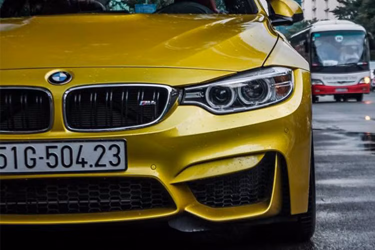 Chiếc BMW M4 F82 trong bài viết này mang ngoại thất sơn vàng Austin, chiếc xe này xuất hiện trên đường phố Sài Gòn từ tháng 7/2017. M4 sở hữu ngoại hình thể thao hơn với các khe hốc gió ở cản trước có kích thước lớn, lưới tản nhiệt đặc trưng BMW, đi kèm còn có logo M4