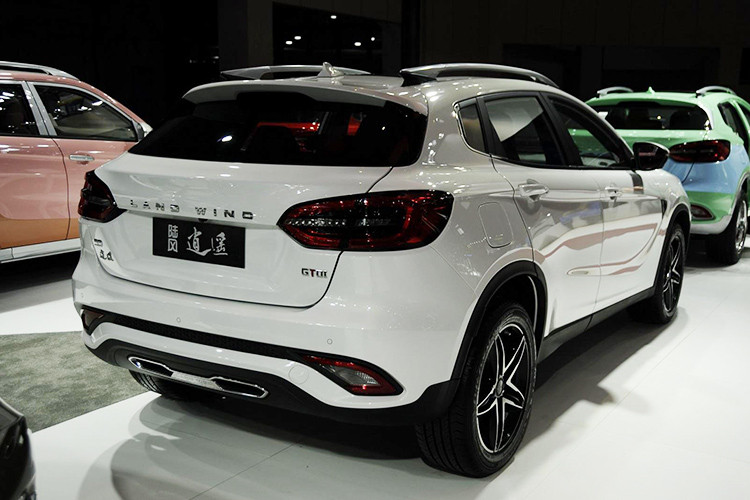 Thậm chí cả bộ mâm hợp kim 5 chấu kép hình ngôi sao với hai tông màu nếu nhìn lướt qua cũng dễ gây làm tưởng với mẫu xe sang thương hiệu Đức. Có lẽ chỉ có logo và tên của chiếc xe là dễ dàng nhận ra nhất.