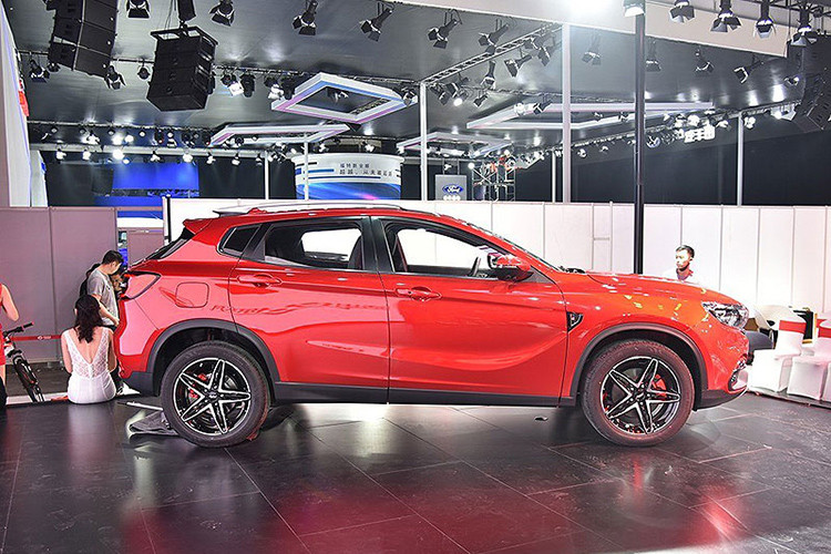 Tùy chọn màu sắc của Landwind Xiaoyao khá đa dạng. Landwind mang đến triển lãm 3 chiếc Xiaoyao với 3 màu sắc khác nhau là Trắng, Xanh và Đỏ. Mức giá xe Landwind Xiaoyao hiện vẫn chưa được tiết lộ chính thức.