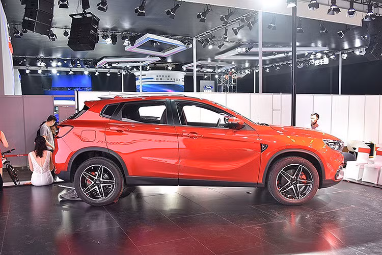 Tùy chọn màu sắc của Landwind Xiaoyao khá đa dạng. Landwind mang đến triển lãm 3 chiếc Xiaoyao với 3 màu sắc khác nhau là Trắng, Xanh và Đỏ. Mức giá xe Landwind Xiaoyao hiện vẫn chưa được tiết lộ chính thức.