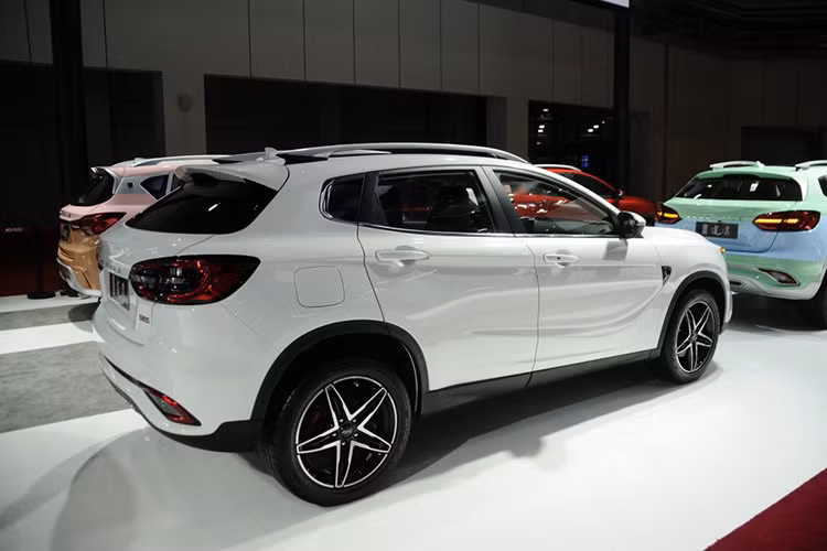 Landwind Xiaoyao 2019 mới ra mắt thị trường Trung Quốc vào năm ngoái với ngoại hình khá giống với mẫu Mercedes-Benz GLA của Đức nên được nhiều người "ví von" gọi với cái tên xe GLA của Trung Quốc.