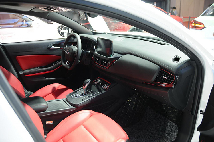 Về nội thất, Landwind Xiaoyao sở hữu vô lăng thể thao vát ở dưới, màn hình của hệ thống thông tin giải trí có thiết kế nổi, kích thước 8 inch, bảng điều khiển trung tâm khá rộng và mặt táp-lô được bọc da hoàn toàn.