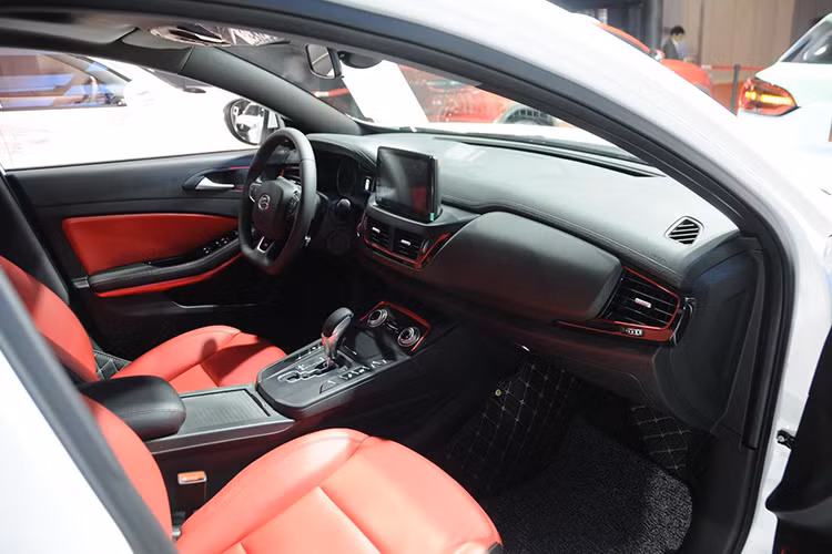 Về nội thất, Landwind Xiaoyao sở hữu vô lăng thể thao vát ở dưới, màn hình của hệ thống thông tin giải trí có thiết kế nổi, kích thước 8 inch, bảng điều khiển trung tâm khá rộng và mặt táp-lô được bọc da hoàn toàn.