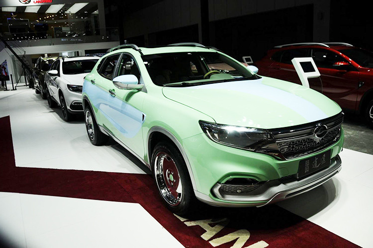 Mặc dù ngoại hình của Landwind Xiaoyao không giống hoàn toàn với GLA nhưng mặt ca lăng trước lẫn đuôi xe vẫn khiến nhiều người lầm tưởng đây là mẫu SUV cỡ nhỏ của Mercedes nếu không quan sát kỹ.