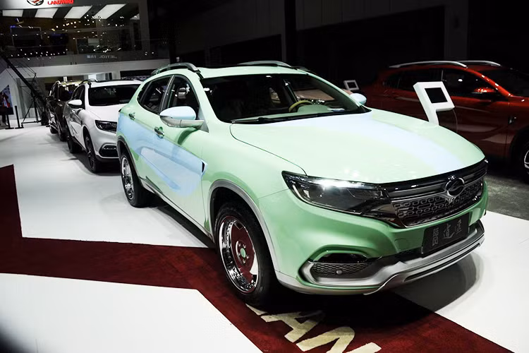 Mặc dù ngoại hình của Landwind Xiaoyao không giống hoàn toàn với GLA nhưng mặt ca lăng trước lẫn đuôi xe vẫn khiến nhiều người lầm tưởng đây là mẫu SUV cỡ nhỏ của Mercedes nếu không quan sát kỹ.