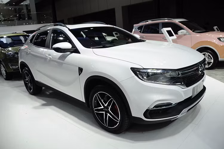 Tại triển lãm Thượng Hải 2019 đang diễn ra ở Trung Quốc, Landwind vừa chính thức giới thiệu phiên bản mới của mẫu xe Landwind Xiaoyao 2019 với ngoại hình ngày càng giống xe sang Mercedes-Benz GLA.