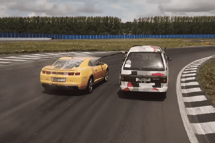 Xem dan choi Nga choi mao hiem - rua xe oto dang chay-Hinh-3