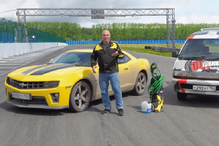 Xem dan choi Nga choi mao hiem - rua xe oto dang chay