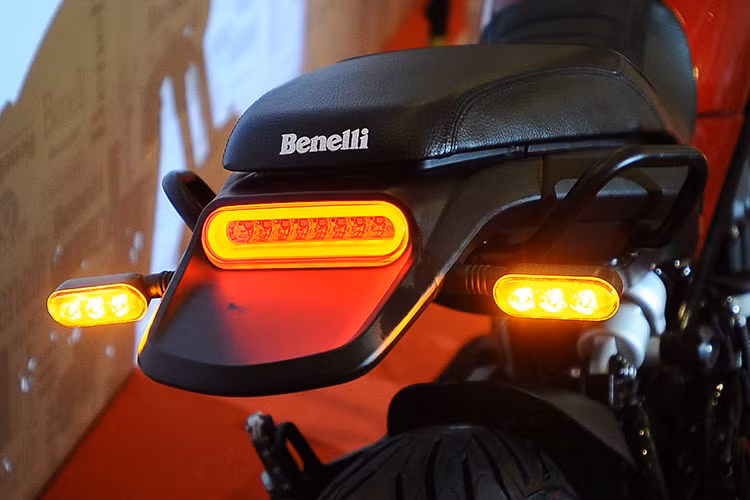 Đuôi xe mang dang dấp cổ điển, không có tay xách hay giá chằng đồ mà nó được thiết kế chuyển sang hai bên. Để phù hợp với cái tên này, trên chắn bùn trước Leoncino xuất hiện biểu tượng một chú sư tử. Phía sau xe sở hữu cụm đèn hậu và xi nhan dạng Led khá ấn tượng, dè sau của xe thiết kế cao - tuy nhiên pad biển số cùng chắn bùn lại được hạ thấp.