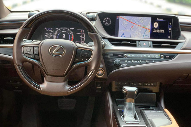 Khoang nội thất của Lexus ES250 2019 không thật sự nổi bật so với các đối thủ cùng phân khúc. Nhưng là mẫu xe được thiết kế nhằm đem lại sự thoải mái hàng đầu cho người sử dụng, ES250 2019 luôn ưu tiên sử dụng những chất liệu thân thiện với con người như da cao cấp và gỗ tự nhiên để bọc ghế ngồi, vô-lăng, táp lô,…