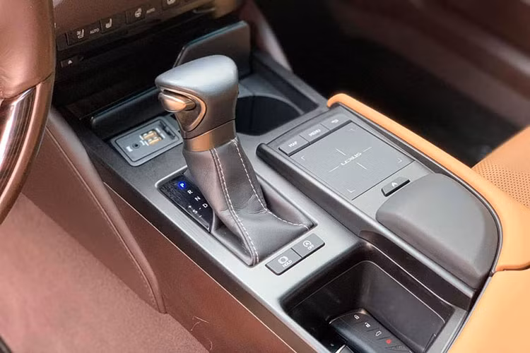 Giá xe Lexus ES250 2019 khi ra mắt chính hãng tại Việt Nam có giá 2,499 tỷ đồng. Với giá bán này, xe đắt hơn so với mặt bằng chung trong phân khúc sedan hạng sang đang có mặt. Cụ thể là với Mercedes-Benz E-Class hiện có giá bán khởi điểm 2,099 tỷ đồng cho mẫu E 200 và 2,479 tỷ đồng cho mẫu E 250, tuy nhiên E-Class lại là xe lắp ráp trong nước thay vì nhập khẩu nguyên chiếc như Lexus.