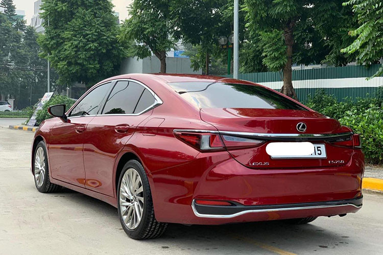 Chiếc xe Lexus ES250 đời 2019 trong bài viết này đang được chủ nhân chào bán trên sàn xe cũ Hà Nội với mức giá hơn 2,3 tỷ đồng sau khoảng 3 năm dùng và số odo trên xe khoảng hơn 16.000km lăn bánh. Về ngoại hình chiếc xe vẫn còn nguyên bản, thậm chí còn khá mới.