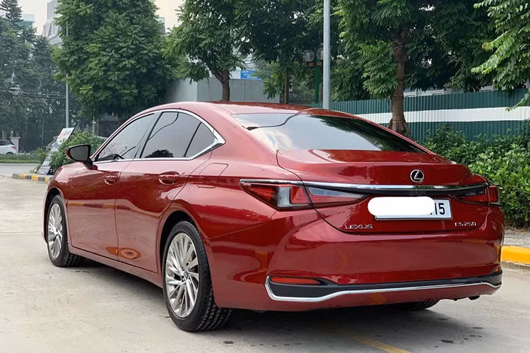 Chiếc xe Lexus ES250 đời 2019 trong bài viết này đang được chủ nhân chào bán trên sàn xe cũ Hà Nội với mức giá hơn 2,3 tỷ đồng sau khoảng 3 năm dùng và số odo trên xe khoảng hơn 16.000km lăn bánh. Về ngoại hình chiếc xe vẫn còn nguyên bản, thậm chí còn khá mới.
