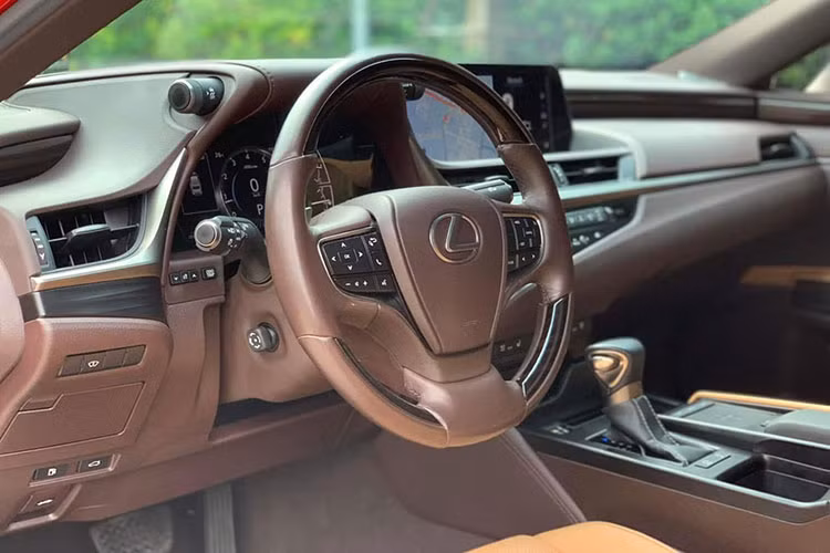 Bên cạnh đó cũng có không ít những tính năng công nghệ hiện đại được trang bị trong khoang nội thất giúp tăng sự tiện nghi. Lexus đã loại bỏ hệ thống điều khiển bằng phím bấm để thay thế hoàn toàn bằng bàn phím cảm ứng, đi kèm với đó vẫn là đầu đọc DVD, màn hình cảm ứng 12,3 inch có hỗ trợ USB/AUX/Bluetooth và hệ thống dẫn đường bản đồ Việt Nam.