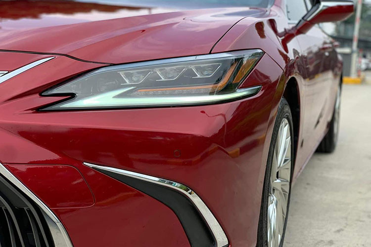 Về thiết kế ngoại thất, mẫu xe sedan hạng sang Lexus ES250 2019 mới sở hữu những đường nét đậm chất thương hiệu xe sang Nhật Bản đang lăn bánh hiện nay như; mặt ca-lăng hình con suốt hay cụm đèn pha sắc sảo có dải LED định vị dạng móc câu...