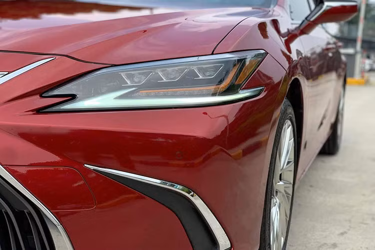 Về thiết kế ngoại thất, mẫu xe sedan hạng sang Lexus ES250 2019 mới sở hữu những đường nét đậm chất thương hiệu xe sang Nhật Bản đang lăn bánh hiện nay như; mặt ca-lăng hình con suốt hay cụm đèn pha sắc sảo có dải LED định vị dạng móc câu...