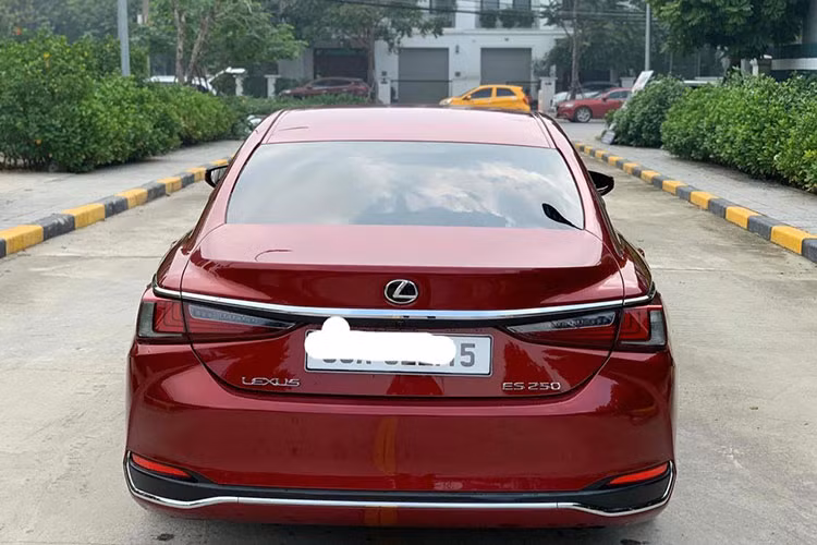 Lexus ES250 đời 2019 được trang bị bộ mâm hợp kim đa chấu kích thước 18 inch đi kèm bộ lốp 235/45R18 và cũng có thêm một chiếc lốp dự phòng với kích thước tưng tự. Bên cạnh đó cặp gương chiếu hậu của ES250 khá bắt mắt với phần trên được sơn đen và có đường nẹp crom sáng bóng tích hợp dải đèn xi nhan LED.