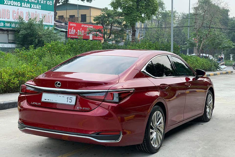 Ở cả 6 thế hệ trước, mẫu xe sang Lexus ES luôn là mẫu xe đem lại sự thoái mái hàng đầu và được bình chọn là “chiếc sedan hạng sang được yêu thích nhất tại Mỹ”, với doanh số "khủng" tới hơn 2,18 triệu chiếc được bán ra trên toàn thế giới thời điểm đó. Với sự tự tin đó, Lexus Việt Nam rất kỳ vọng mẫu xe ES thế hệ mới cũng sẽ làm nên những thành công tại thị trường này.