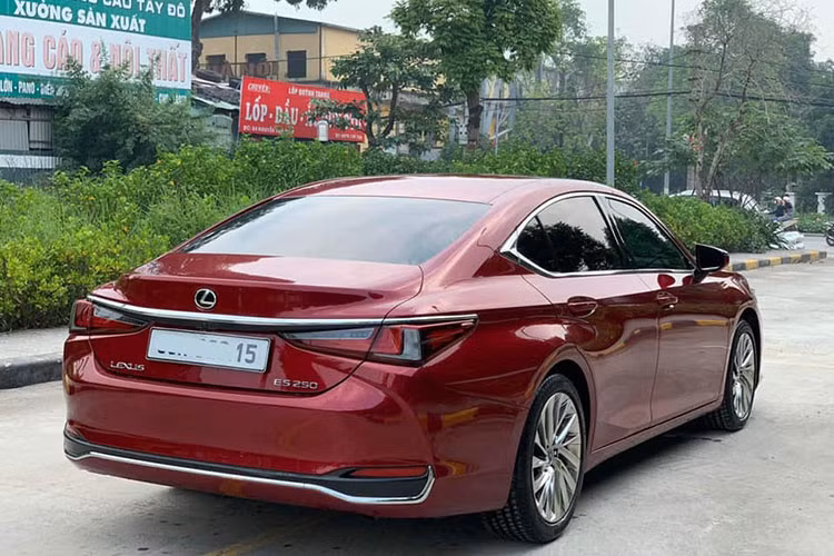 Ở cả 6 thế hệ trước, mẫu xe sang Lexus ES luôn là mẫu xe đem lại sự thoái mái hàng đầu và được bình chọn là “chiếc sedan hạng sang được yêu thích nhất tại Mỹ”, với doanh số "khủng" tới hơn 2,18 triệu chiếc được bán ra trên toàn thế giới thời điểm đó. Với sự tự tin đó, Lexus Việt Nam rất kỳ vọng mẫu xe ES thế hệ mới cũng sẽ làm nên những thành công tại thị trường này.