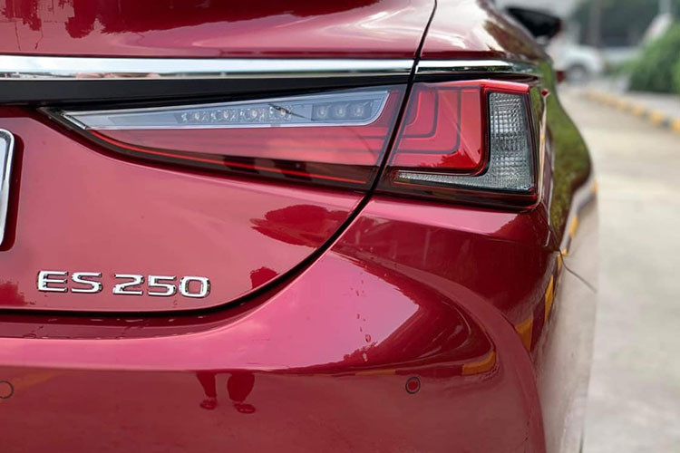 Phía sau, cụm đèn hậu nổi bật với những dải LED hình chữ L chắp lại với nhau. Ngoài ra những chi tiết crom cũng tích cực được sử dụng ở phần đuôi xe nhằm tạo điểm nhấn cũng như tăng sự sang trọng. Nếu so sánh với các đối thủ còn lại thì thiết kế ngoại thất của Lexus ES250 2019 không hề kém cạnh mà thậm chí có một số chi tiết nổi bật và cá tính hơn.