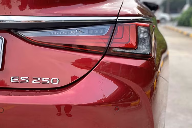 Phía sau, cụm đèn hậu nổi bật với những dải LED hình chữ L chắp lại với nhau. Ngoài ra những chi tiết crom cũng tích cực được sử dụng ở phần đuôi xe nhằm tạo điểm nhấn cũng như tăng sự sang trọng. Nếu so sánh với các đối thủ còn lại thì thiết kế ngoại thất của Lexus ES250 2019 không hề kém cạnh mà thậm chí có một số chi tiết nổi bật và cá tính hơn.