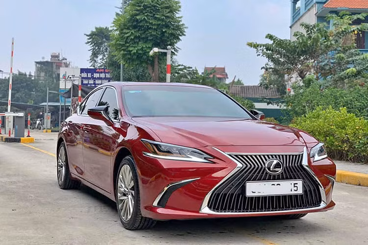 Những chiếc xe Lexus ES250 hạng sang từng được ra mắt chính hãng tại Việt Nam từ tháng 1/2019, giá 2,5 tỷ đồng. Tại Việt Nam, Lexus ES250 2019 cạnh tranh với Mercedes E-class, BMW series 5, Audi A6. Đối thủ chính E-Class giá từ 2,1 đến hơn 2,7 tỷ đồng, gồm các phiên bản E 200, E 250 và E 300 AMG.