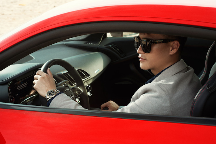 Về ngoại hình, lưới tản nhiệt tới đèn pha của R8 đều đã có thiết kế đầy góc cạnh và hiện đại, nó khiến chiếc xe có "bộ mặt" sắc sảo hơn. Giống các siêu xe khác với động cơ đặt giữa, R8 có khoang hành lý trước mũi xe với dung tích khá nhỏ.