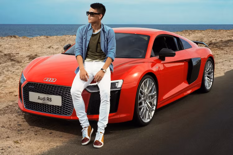 Vào năm 2012, Công Vinh và Thuỷ Tiên từng được hãng xe sang Audi tại Việt Nam lựa chọn làm đại sứ, trong suốt 4 năm sau đó cặp đôi này luôn xuất hiện và cầm lái xe sang Audi tại Việt Nam. Nhưng gây chú ý và nổi bật nhất chính là hình ảnh Công Vinh và Audi R8 - siêu xe đình đám nhất thương hiệu 4 vòng tròn của Đức.