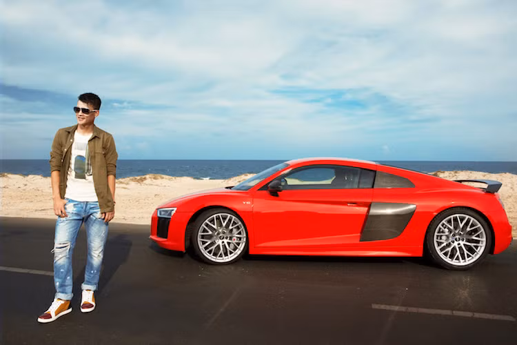 Audi R8 Coupé có hiệu suất vận hành lớn hơn bất kỳ mẫu xe nào trong chuỗi sản phẩm của Audi. Động cơ V10 được đặt giữa xe cùng hệ dẫn động bốn bánh toàn thời gian quattro giúp xe đạt công suất 610 mã lực, chỉ mất 3,2 giây tăng tốc từ 0 tới 100 km/h và đạt vận tốc cực đại 330km/h.