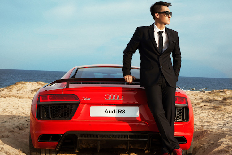 Nhờ có hàng loạt các chi tiết bằng sợi carbon, R8 Plus đã nhẹ hơn tới 40 kg so với phiên bản R8 thường. Nhờ có hệ khung mới, chiếc xe có trọng lượng nhẹ hơn tới 50 kg so với thế hệ trước, nhưng vẫn có thân xe với độ cứng chống xoắn lớn hơn 40%.