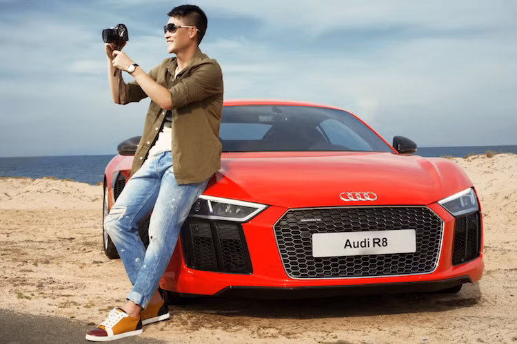 Vào năm 2016, nhằm quảng bá cho triển lãm Audi Progressive được tổ chức tại Hà Nội - Công Vinh đã cầm lái và có những trải nghiệm cùng siêu xe Audi R8 chính hãng đầu tiên và duy nhất tại Việt Nam thời điểm đó.