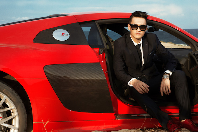 Ngôn ngữ thiết kế mới của Audi khiến R8 trở nên lạ lùng ở tiểu tiết, nhưng tổng thể vẫn thật dễ dàng nhận ra. Đây cũng là cách mà Audi đã 'lột xác' Q7 thế hệ mới. Chiếc xe mới về Việt Nam có mâm 5 cánh kép 19 inch, thay vì có tùy chọn mâm 20 inch nhiều nan như chiếc đầu tiên.