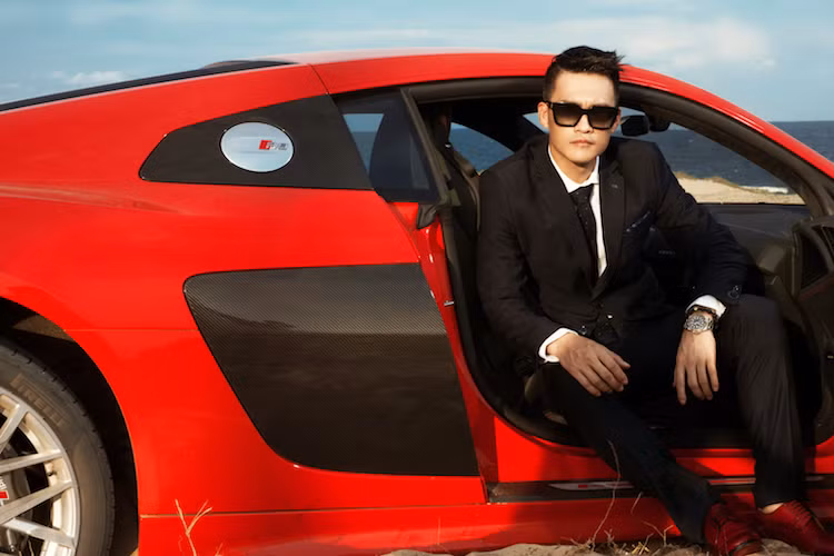 Ngôn ngữ thiết kế mới của Audi khiến R8 trở nên lạ lùng ở tiểu tiết, nhưng tổng thể vẫn thật dễ dàng nhận ra. Đây cũng là cách mà Audi đã 'lột xác' Q7 thế hệ mới. Chiếc xe mới về Việt Nam có mâm 5 cánh kép 19 inch, thay vì có tùy chọn mâm 20 inch nhiều nan như chiếc đầu tiên.